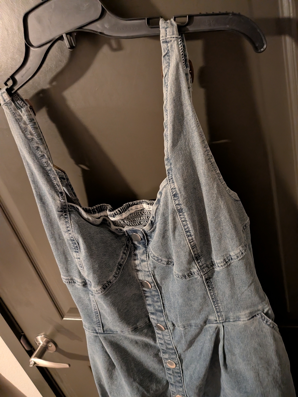 denim midi dress features a sweetheart neckline - Picture 3 of 7